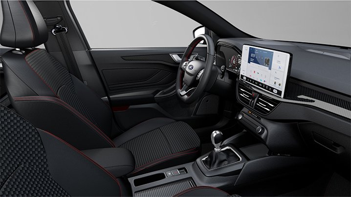 Moderne Fahrzeug-Innenansicht mit sportlichem Design, digitalem Display und komfortablen Sitzen in Schwarz.