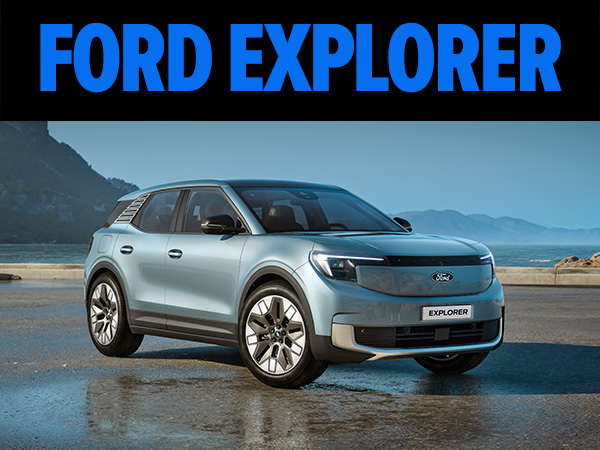 Ein blauer Ford Explorer fährt durch eine staubige, bergige Landschaft im Hintergrund.