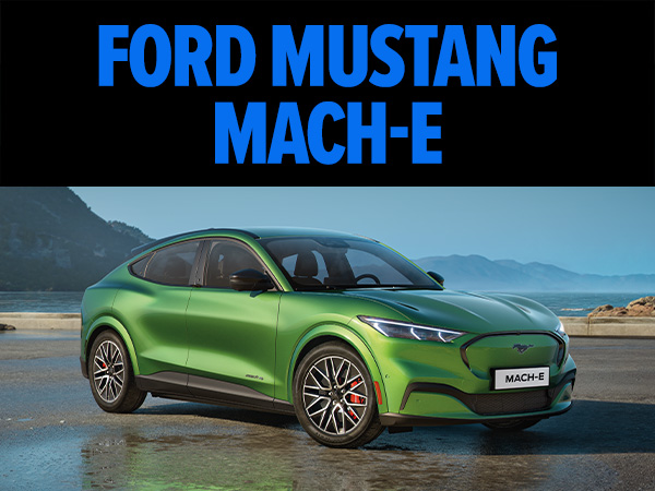 Blauer Ford Mustang Mach-E fährt auf einer Straße mit entspannendem Küstenhorizont im Hintergrund.