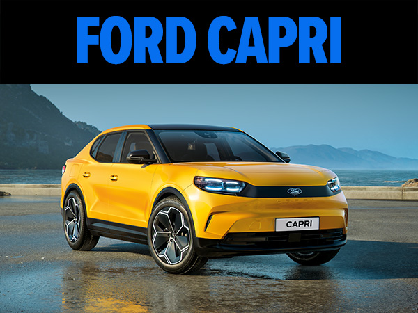 Gelbes Ford Capri Auto auf einer Straße bei Dämmerung, mit klaren Scheinwerfern und modernem Design.