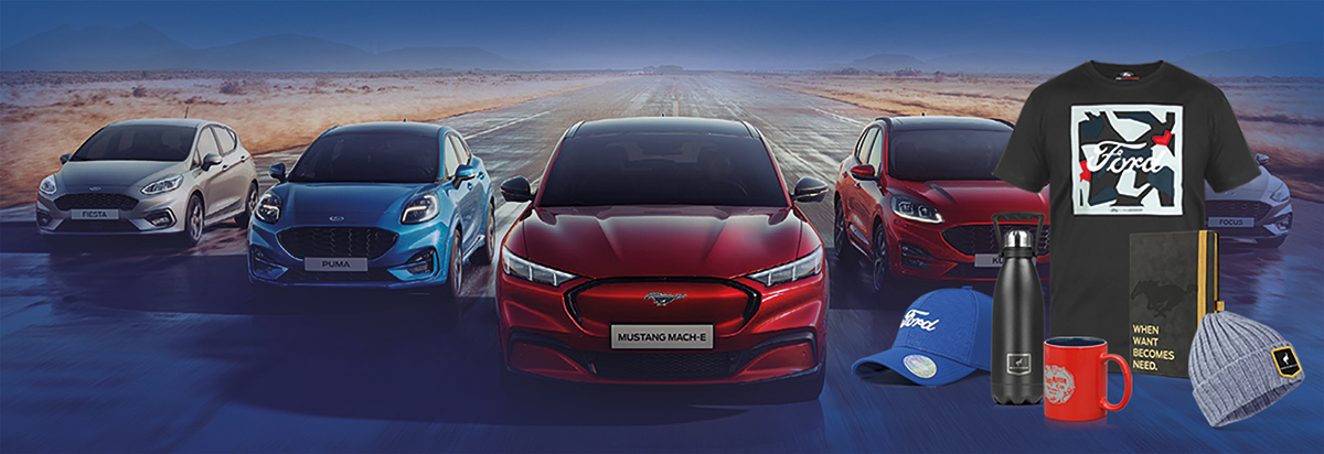 Verschiedene Ford-Fahrzeuge und Merchandise-Artikel vor einer Landschaft. Fokus auf den Mustang Mach-E.