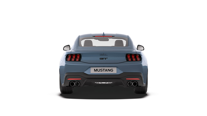 Heckansicht eines blauen Ford Mustang GT, mit dualen Auspuffrohren und dem Schriftzug 