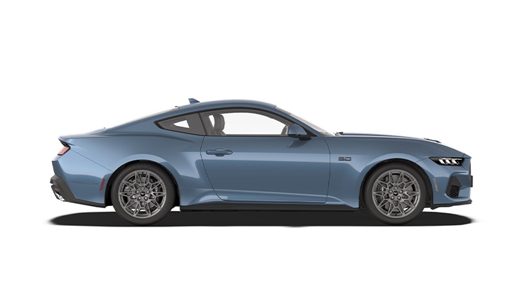 Sportlicher blauer Pkw im Profil, modernes Design mit markanten Linien und Stahlfelgen.