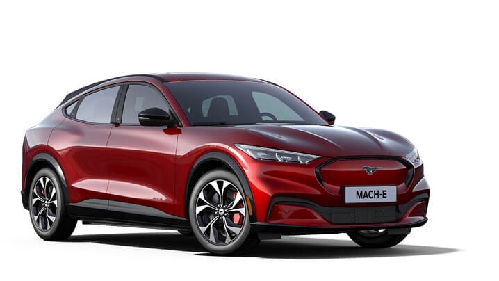 Roter Ford Mustang Mach-E SUV, modernes Design, sportliche Felgen, auf weißem Hintergrund.