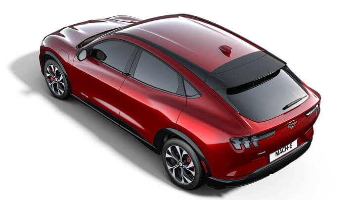 Rote Ford Mustang Mach-E, sportliches Elektro-SUV, von oben betrachtet, glänzender Lack, moderne Linien.