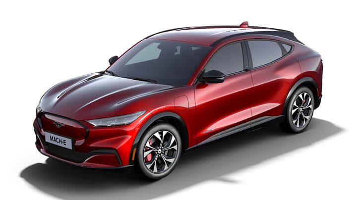 Ein roter Ford Mustang Mach-E aus der Frontperspektive, sportliches Design, modernes Elektrofahrzeug.