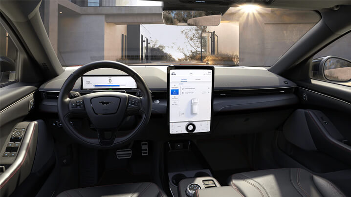Interieur eines modernen Autos mit volldigitalem Armaturenbrett und einem großen Touchscreen.