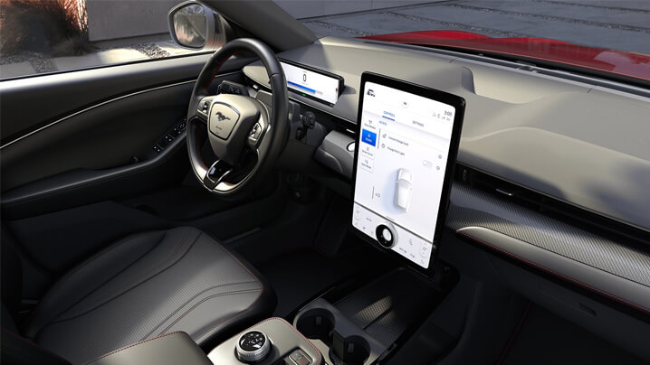 Innenansicht eines modernen Autos mit vollem digitalen Armaturenbrett und Ledersitzen.