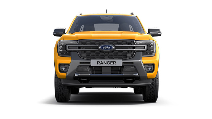 Vorderansicht eines leuchtend gelben Ford Ranger mit markantem Kühlergrill und moderner Fahrzeugausstattung.