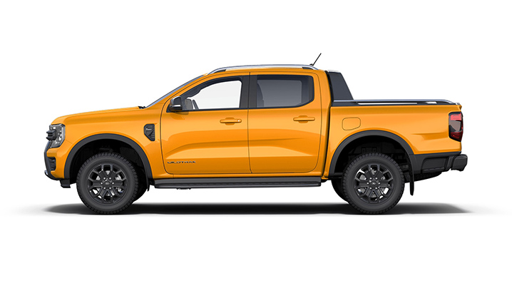 Seitenansicht eines leuchtend orangefarbenen Pickups mit schwarzen Felgen und Doppelkabine.