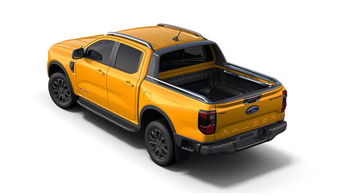 Gelber Ford Ranger Pickup von hinten, mit einer offenen Ladefläche und sportlichem Design.