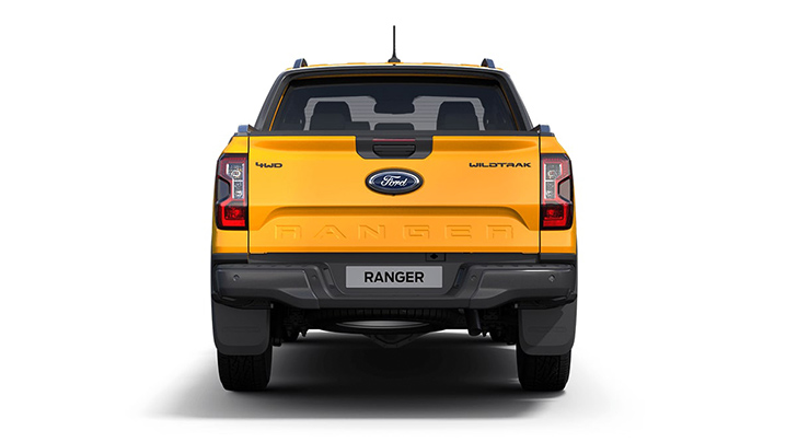 Rückansicht eines gelben Ford Ranger Wildtrak, 4WD, mit klaren Konturen und dem Schriftzug 