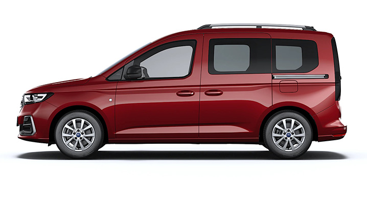 Seitenansicht eines roten Familienwagens mit modernen Details und silbernen Felgen.