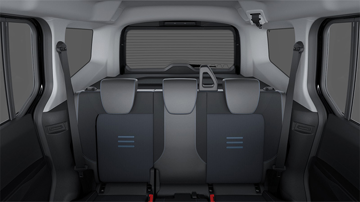 Innenansicht eines Autos mit umgeklappten Rücksitzen und grauem Innenraum.