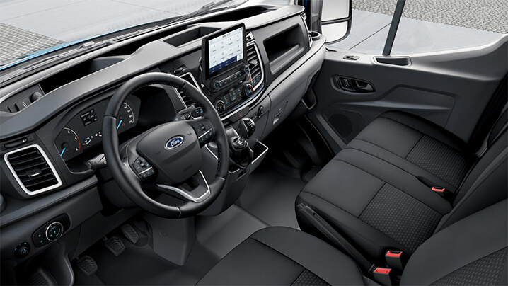 Das Innenraum eines Ford Fahrzeugs mit modernem Cockpit, Lenkrad und Sitzen in schwarz.