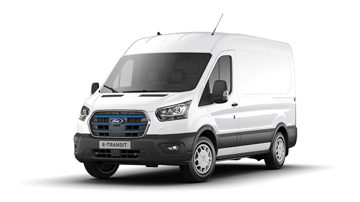 Weißer Ford E-Transit Kastenwagen, frontale Ansicht, optimal für gewerbliche Nutzung.