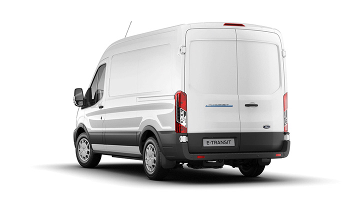 Heckansicht eines weißen Ford E-Transit Fahrzeugs mit Heckklappe und seitlichem Blick.