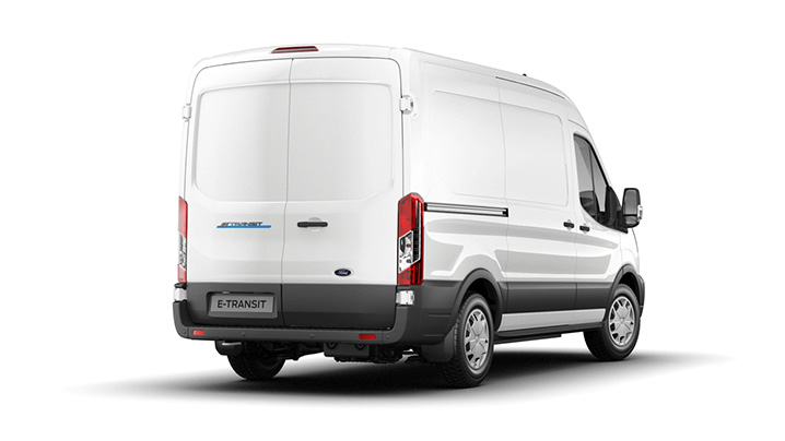 Hinteransicht eines weißen Ford E-Transit Lieferwagens mit zwei Hecktüren.