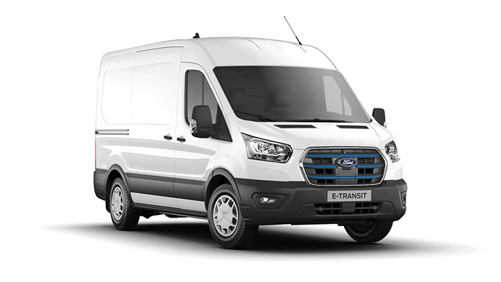 Weißer Ford E-Transit Van mit einem modernen Design und blauer Kühlergrillverkleidung.