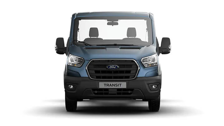 Frontansicht eines blauen Ford Transit Vans auf weißem Hintergrund.