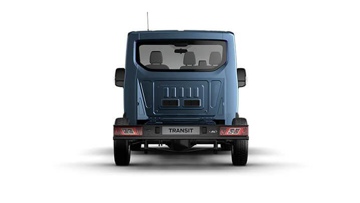 Heckansicht eines blauen Ford Transit mit sichtbarenden Sitzen und dem Modellnamen auf der Rückseite.
