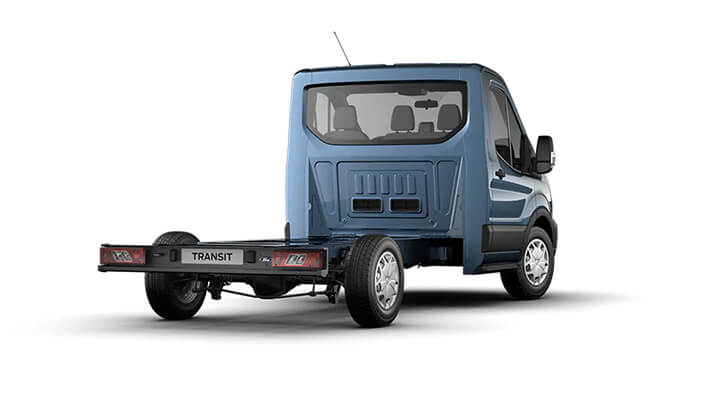 Blauer Ford Transit Kastenwagen von hinten, ohne Aufbauten, mit der Aufschrift 'TRANSIT' auf der Fläche.