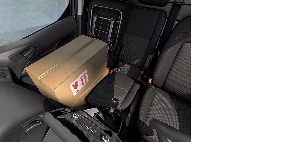 Ein Karton liegt auf dem Rücksitz eines Autos mit schwarzem und grauem Interieur.